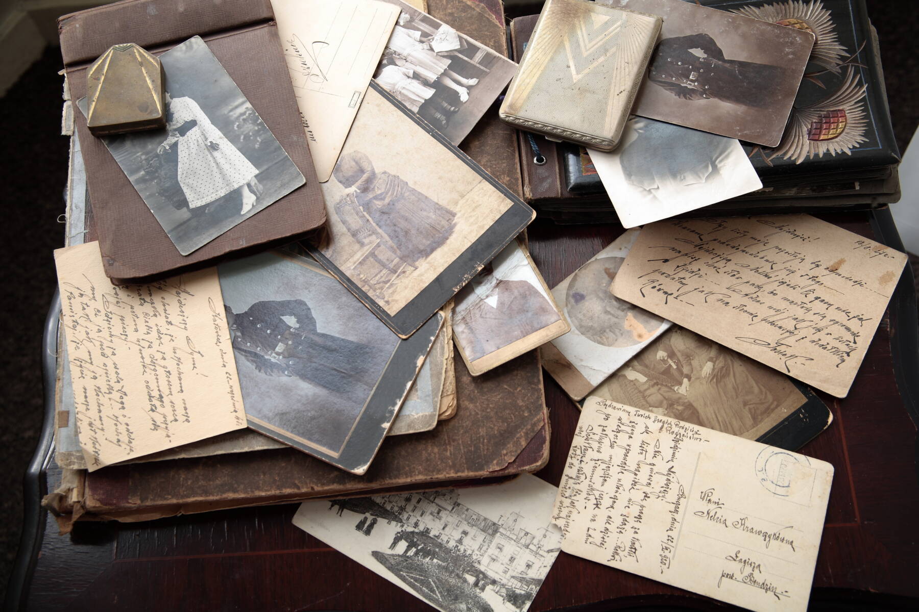 Historische Archivbestände zum Digitalisieren mit Archivscanner auf einem Tisch