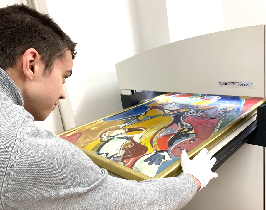 Mann scannt ein Kunstwerk mittels eines Kunstscanners